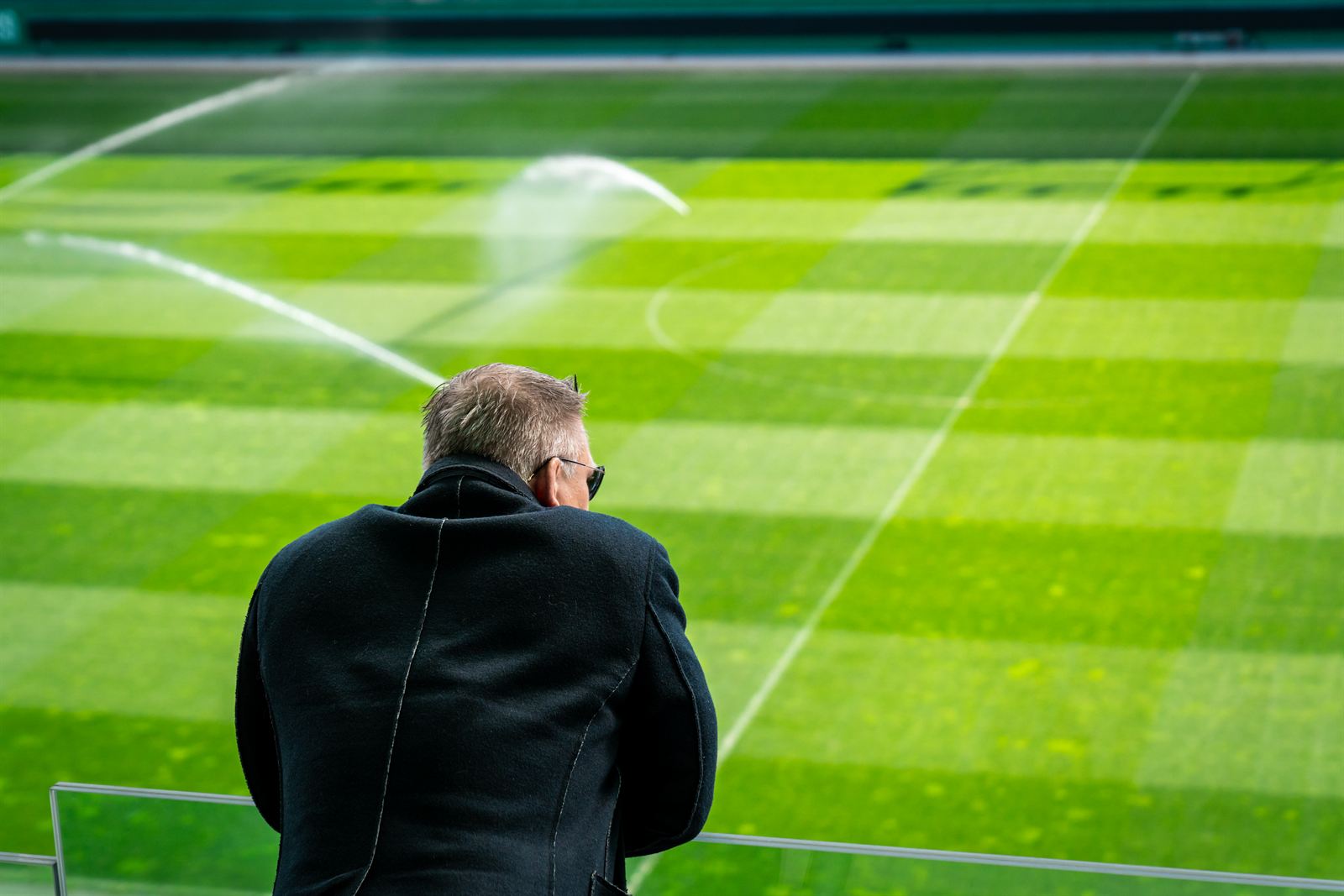 Gespräche unter Geschäftsführer:innen in der Allianz-Loge