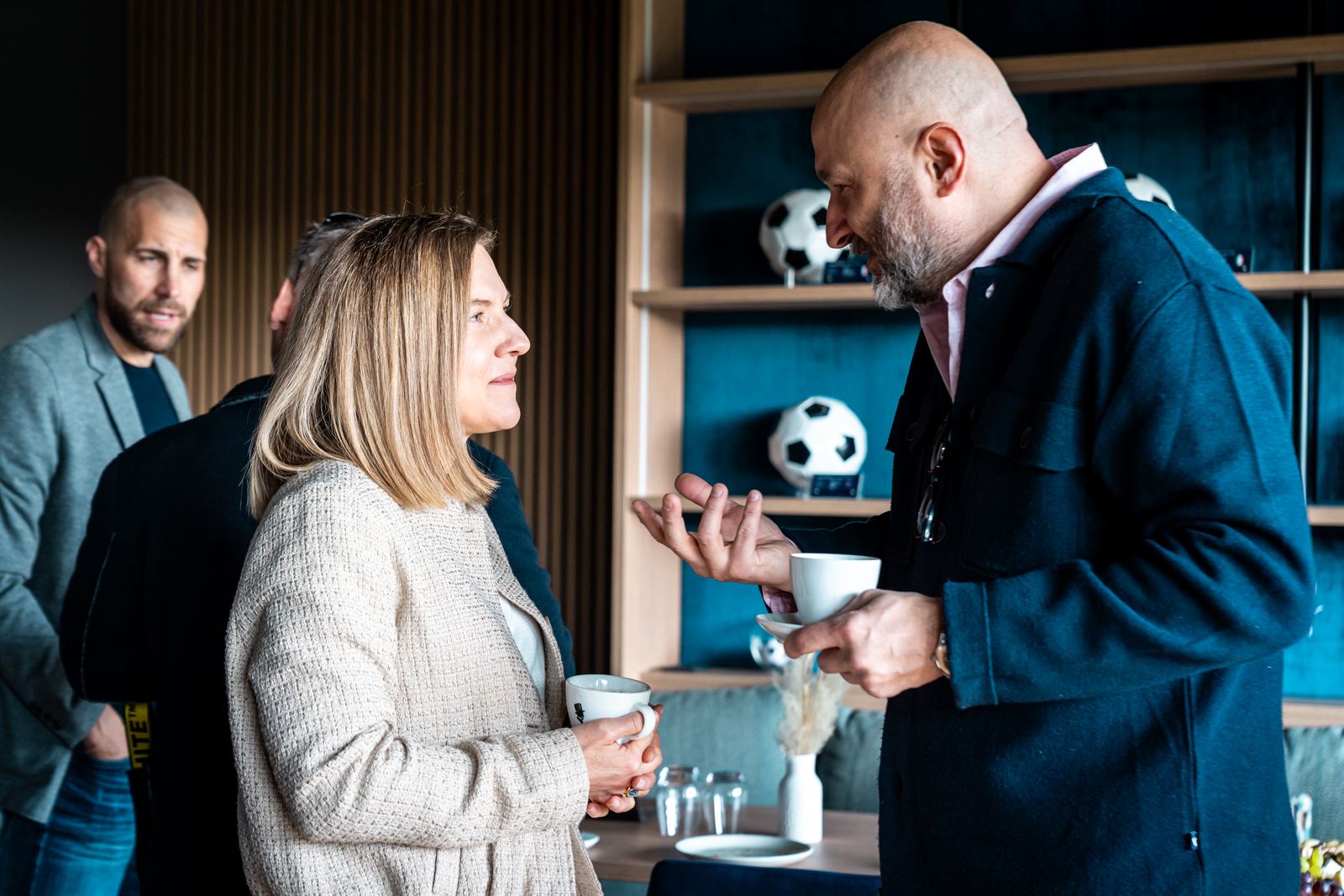 Networking-Pause mit Stadionblick